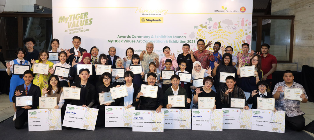 Celebrating creativity – Tan Sri Dato' Sri Ir. Zamzamzairani Mohd Isa, Chairman of Maybank & Maybank Foundation (Center) together with members Maybank’s Board of Directors & Senior Management and panel of juries sharing a light moment with the 28 winners of the MyTIGER Values Art Competition and Exhibition 2025.