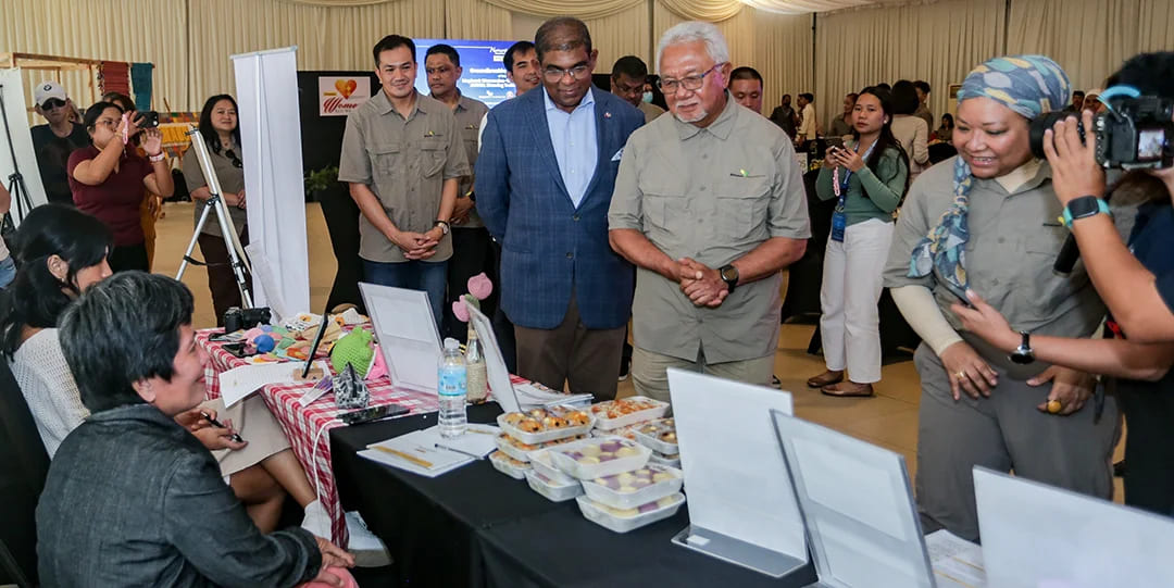 Tan Sri Dato’ Sri Ir. Zamzamzairani Mohd Isa, Chairman of Maybank Group & Maybank Foundation (centre), with Izlyn Ramli, CEO of Maybank Foundation (to his left), and His Excellency Dato’ Abdul Malik Melvin Castelino, Malaysian Ambassador to the Philippines (to his right), appreciating handcrafted products made by R.I.S.E. programme participants from Cebu, a flagship initiative empowering entrepreneurship and economic inclusion across the Philippines.